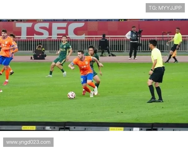 王大雷晒照引恐慌！瓦科续约陷僵局，泰山球迷怕了 “合影定律”